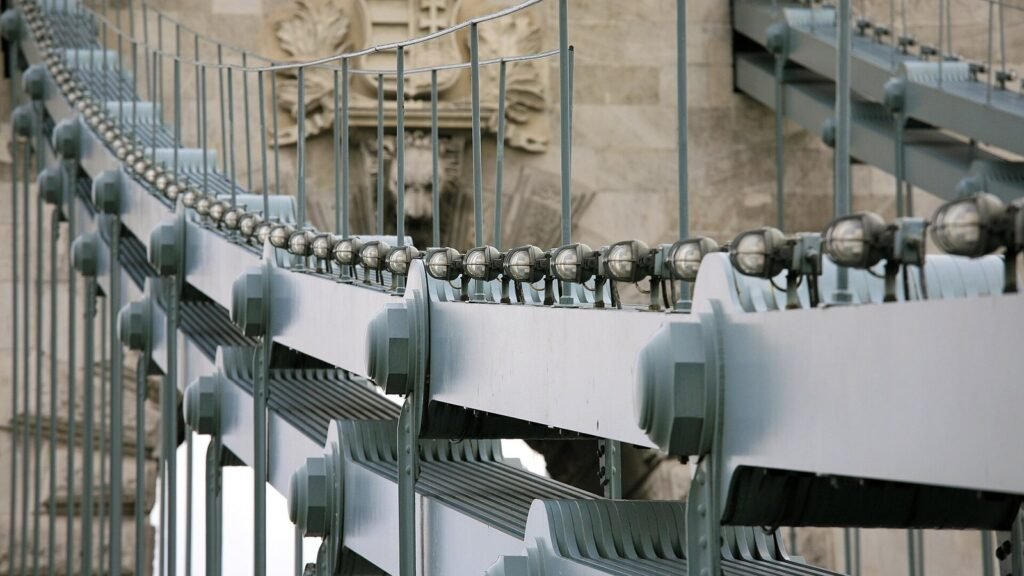 Close up of metal chain links representing broken link building